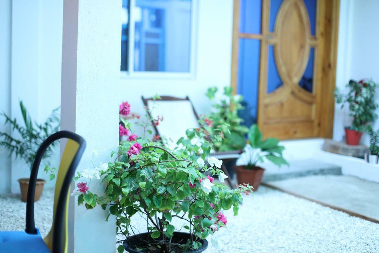 Moodhu Surf House Hotel Himmafushi Bagian luar foto