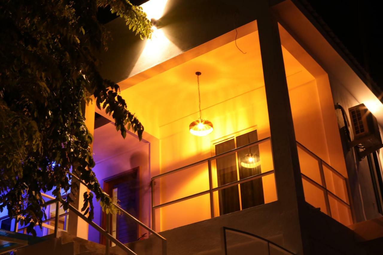 Moodhu Surf House Hotel Himmafushi Bagian luar foto