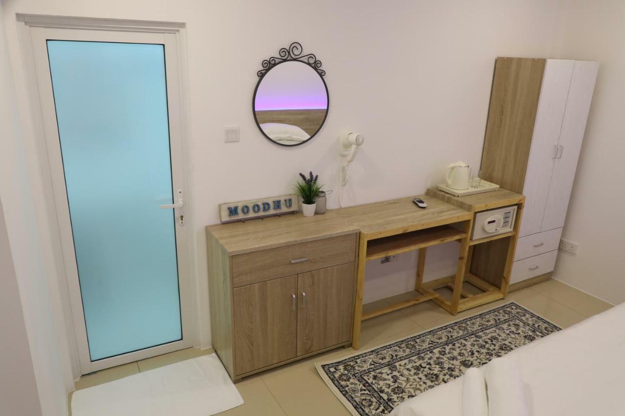 Moodhu Surf House Hotel Himmafushi Bagian luar foto
