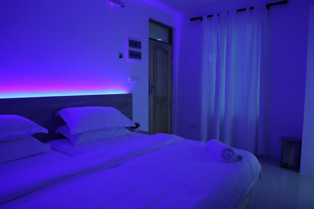 Moodhu Surf House Hotel Himmafushi Bagian luar foto
